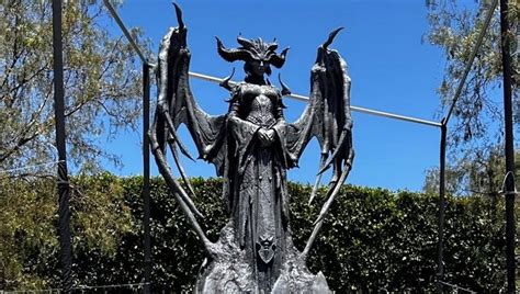 The massive Lilith statue at the centre of the Diablo…