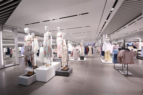 Zara reopens its renovated flagship store at vivocity | retail news asia | Zara store, Store ...