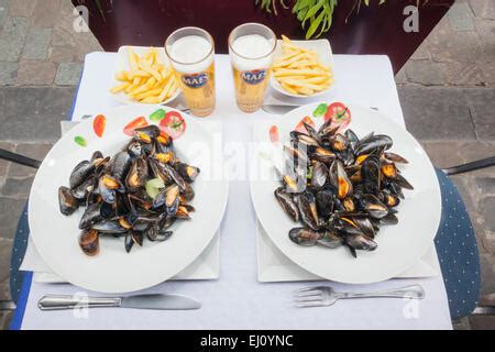 Belgian Mussels chips and beer - Moules Frites Stock Photo - Alamy