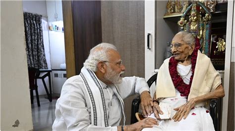 PM Narendra Modi's Mother Heeraben Modi Turns 100 Today: 10 ...