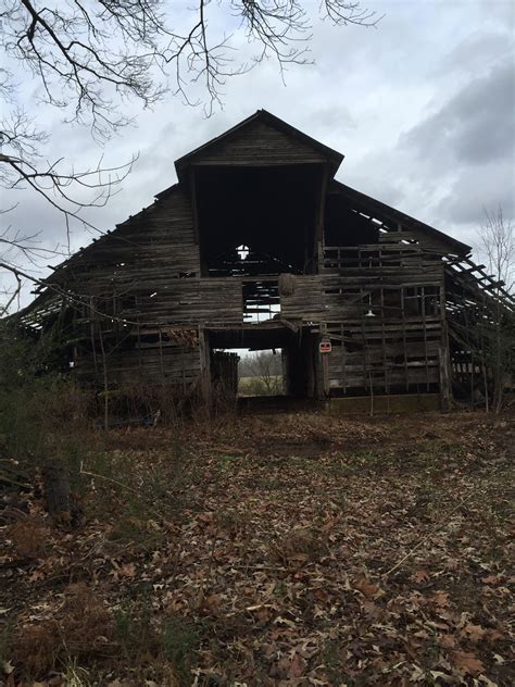 Old abandoned barn in Tennessee. | Barn, Tennessee, Abandoned