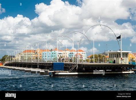 Queen Emma Bridge, Willemstad, Curaçao Stock Photo - Alamy