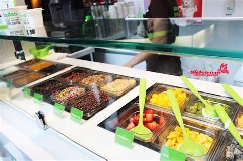 tetadventurer: Llao Llao Frozen Yogurt now in Manila!