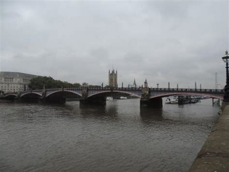 Lambeth Bridge in London, United Kingdom - Virtual Globetrotting