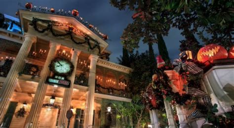 Sneak Peek at the 2021 Disneyland Haunted Mansion Holiday Gingerbread ...