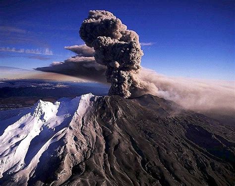 Resim: New Zealand’s Mount Ruapehu volcano erupting in 1995. (© Sipa Press/Rex Features) | Resim