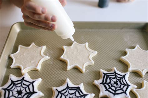 Halloween Treats | Royal Icing Recipe | Spiderweb Sugar Cookies