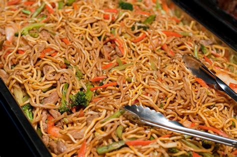 Pancit Bihon: Filipino Rice Noodle Dish (With images) | Pancit ...