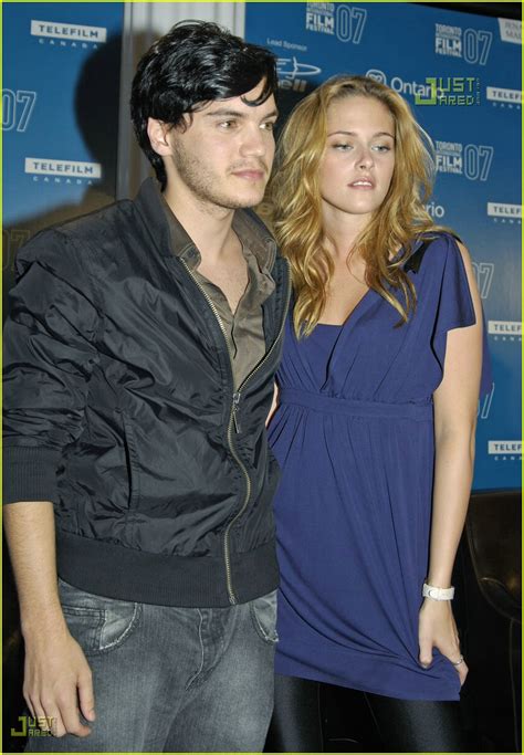 Emile Hirsch - 'Into the Wild' Reviews: Photo 605381 | Pictures | Just Jared