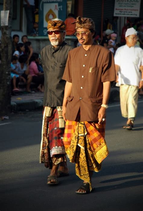 Street style in Ubud, Bali, Indonesia 2008. | Fashion, Street style ...