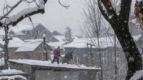 Continuous snowfall disrupts Kashmir’s air, road connectivity for 3rd ...