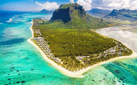 Kitesurfing in Le Morne, Mauritius // Kiterr.com