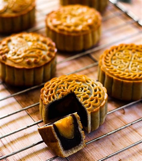 Mooncake - Traditional Chinese Mid-Autumn Pastry | Trip Ways