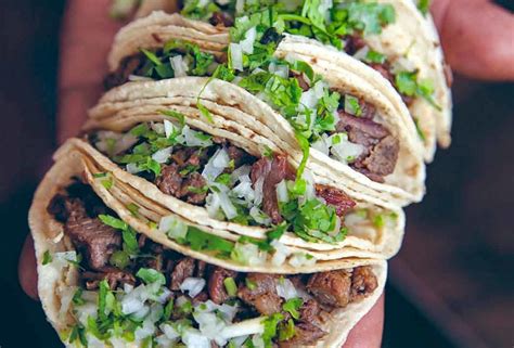 Tacos de lengua con salsa verde. Receta tradicional mexicana