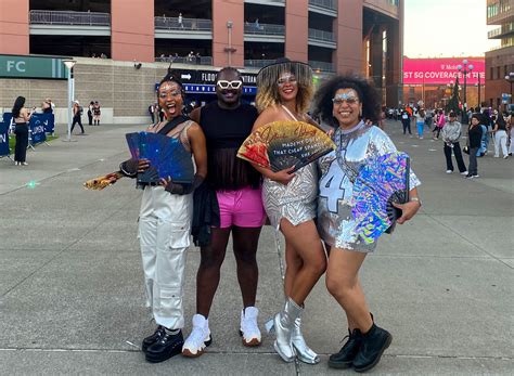 Beyoncé fans strut in silver, rhinestones and cowboy hats at Seattle Renaissance tour show ...