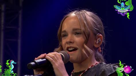 Emma Kok Live @ Hoessenbosch Festival || |Familiemiddag || 2021 - YouTube