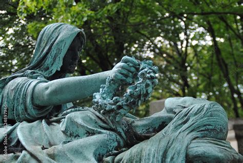 Père Lachaise statue de bronze Stock Photo | Adobe Stock