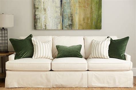 Guide to Choosing Throw Pillows - How to Decorate | Throw pillows living room, Green living room ...