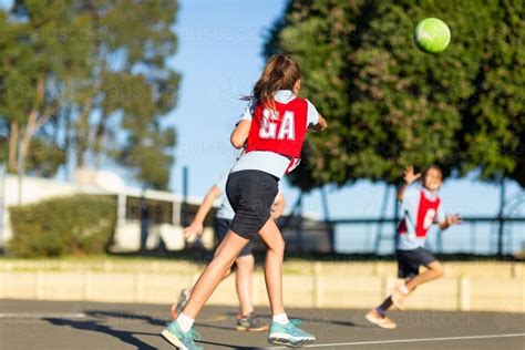 Image of School girls playing netball - Austockphoto