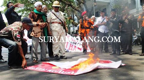 Bendera PKI Dibakar Massa di Hadapan Pejabat Kota Malang - Suryamalang.com