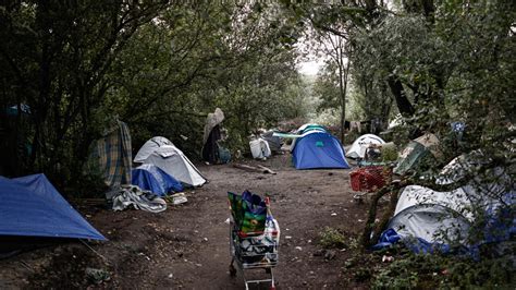 Migrants on France's Channel coast undeterred by latest deaths