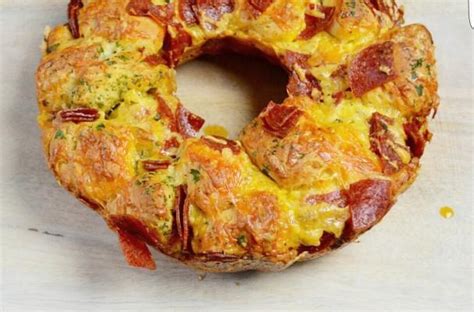 Foodista | Super Bowl Snacktime: Pull Apart Pizza Ring