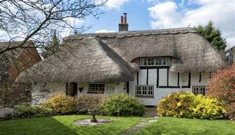 15 Thatched Roof Ideas, Advantages and Disadvantages | Thatched cottage ...