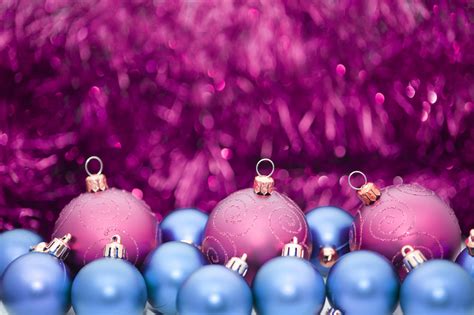 Photo of purple tinsel bauble background | Free christmas images