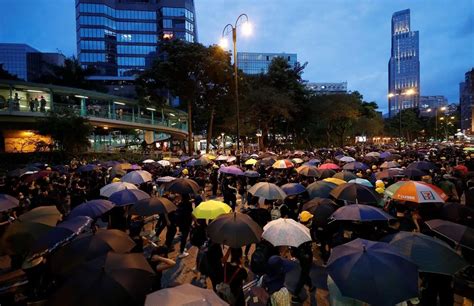 Hong Kong protesters throw Chinese flag into iconic harbour | 650 CKOM