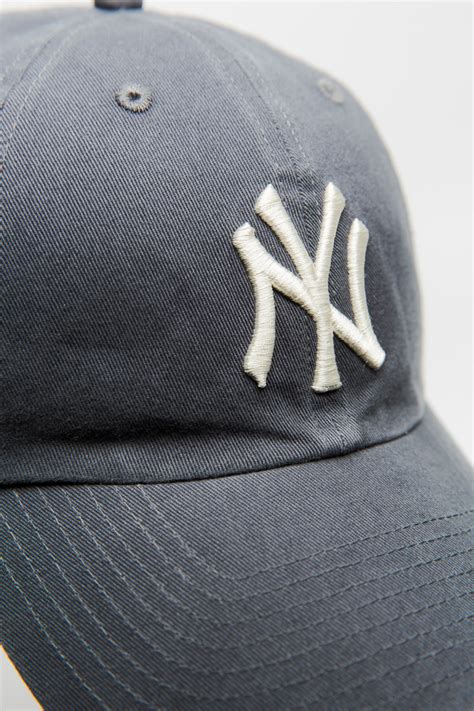 New York Yankees Vintage Clean Up Strapback Cap in Faded Navy Blue | Stateside Sports