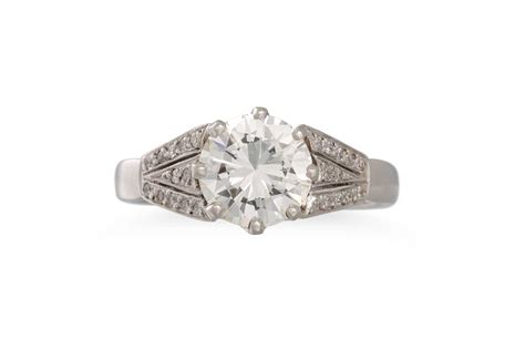 Lot 402 - A DIAMOND SOLITAIRE RING, the round