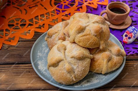 Pan tradicional mexicano de los muertos también conocido como pan de muerto en la mesa ...