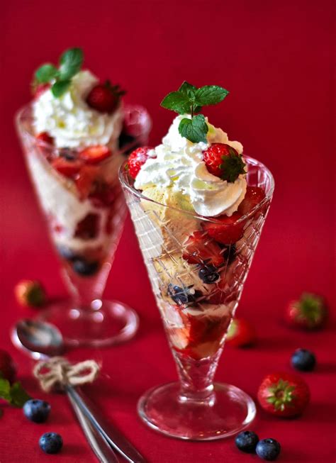 ice, ice cream, ice cream sundae, dessert, strawberries, berries, cream ...