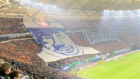 FC Schalke 04: Fans beeindrucken mit Choreo beim DFB-Pokal-Spiel | S04