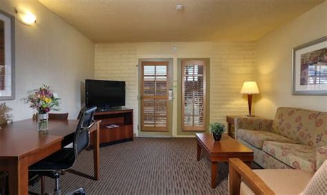 Rooms & Suites at DoubleTree Tucson Reid Park