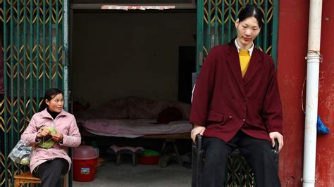 World's Tallest Woman Dies in China Aged 40 | Scoop News | Sky News