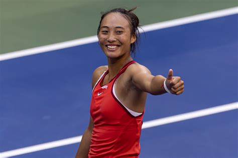 Zheng Qinwen celebrates Zhengzhou triumph with impromptu karaoke session | Tennis.com