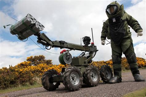 Bomb Disposal Robots - How Do They Actually Work? - MobyGeek.com