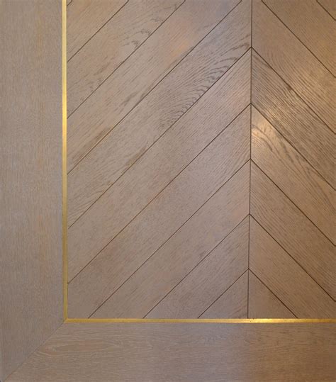 Oak Chevron with brass inlay border | Дизайн пола, Стена отделка, Интерьер модерн