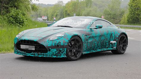 2024 Aston Martin Vantage spy shots and video