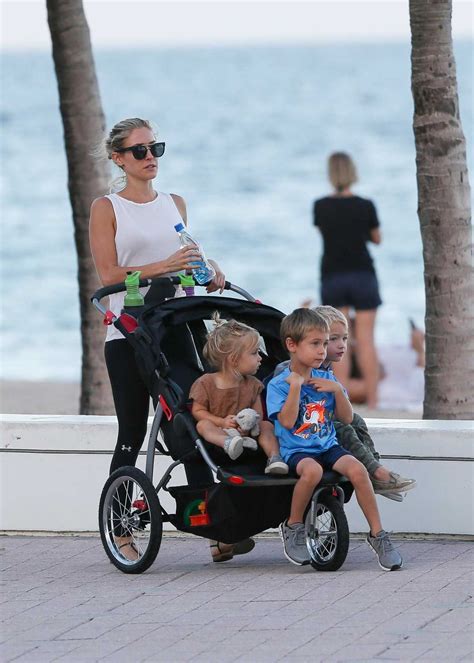 Kristin Cavallari Was Seen With Her Three Kids Beside the Ocean in Fort Lauderdale 11/22/2017-2 ...