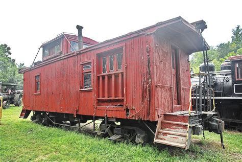 Life Aboard Your Own Caboose: How to Buy a Train Car – Mother Earth News