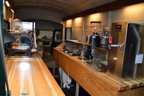 Un intérieur dans le style rustique | Coffee truck, Food truck interior, Coffee food truck