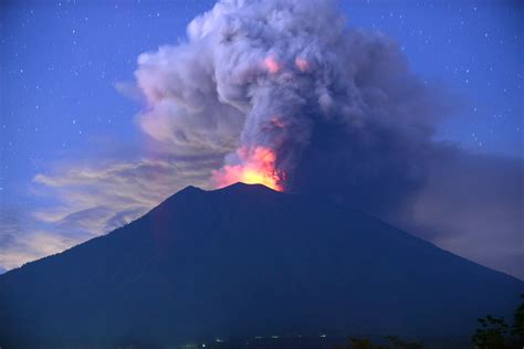 Volcanic Ash Spewing From Mount Agung Forces Bali's Airport to Close ...