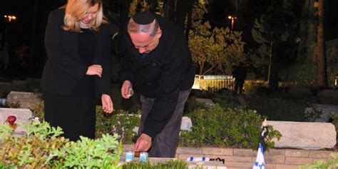 Israel’s PM Visits Grave of Fallen Brother, IDF Hero Yoni Netanyahu ...