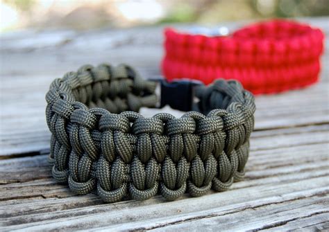 Step-by-step instructions show you how to make a paracord bracelet using the blaze bar weave ...