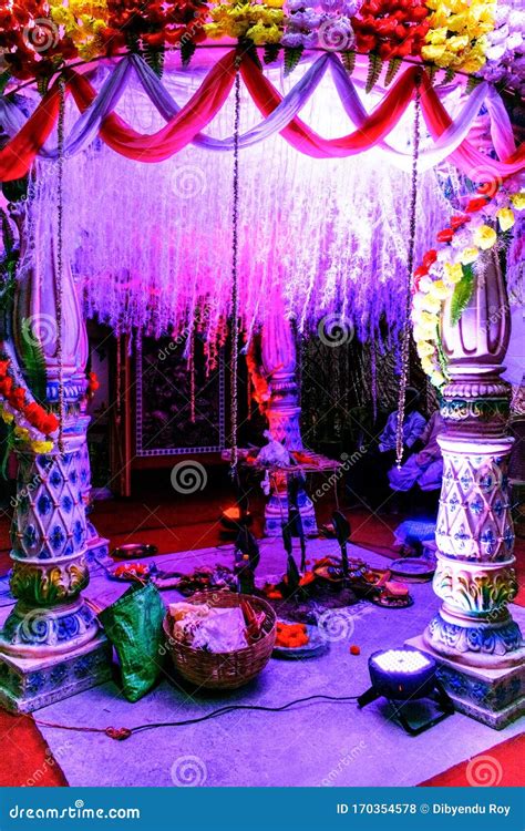 Bengali Hindu Wedding Stage Decoration Stock Photo - Image of ceremony ...