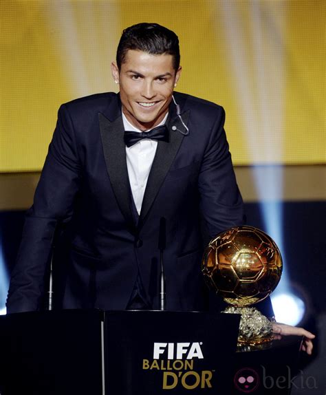 Cristiano Ronaldo recogiendo el Balón de Oro 2014 - Entrega del Balón de Oro 2014 - Foto en ...