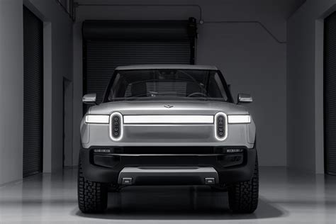 Rivian amps up adventure with 400-mile all-electric pickup truck