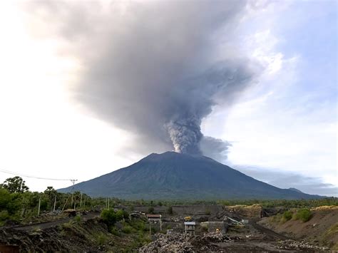File:Mount Agung, November 2017 eruption - 27 Nov 2017 03.jpg - Wikimedia Commons